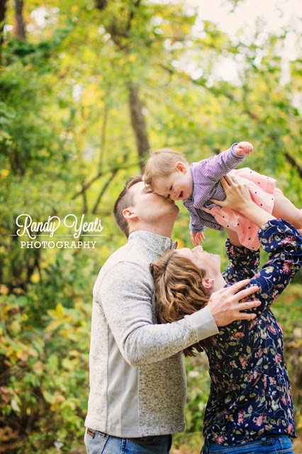 Randy Yeats Photography: December Mini, Mom, Dad and young daughter kissing