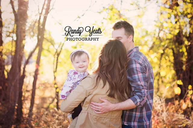 Randy Yeats Photography: December Minis, Mom, dad and child